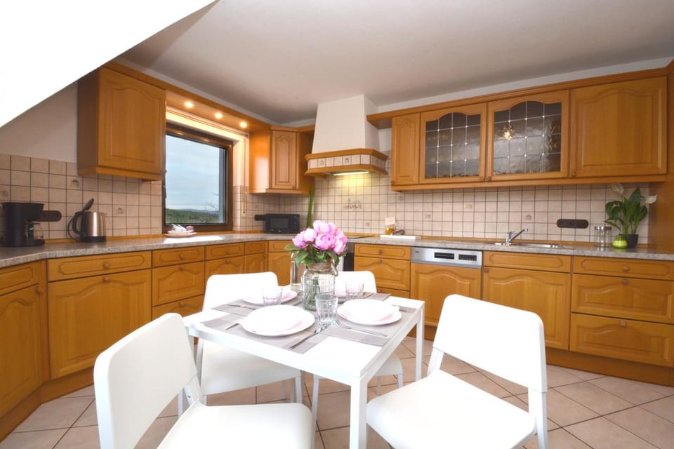 Kitchen or kitchenette, Dining area, minibar, pet friendly, stove