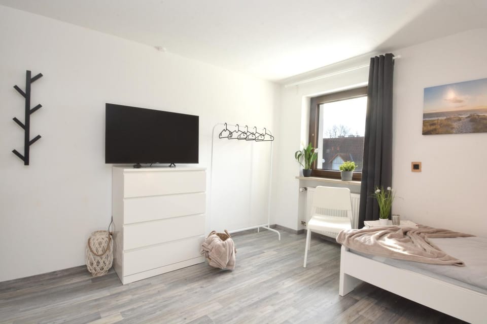 Bed, TV and multimedia, Photo of the whole room, Bedroom, towels