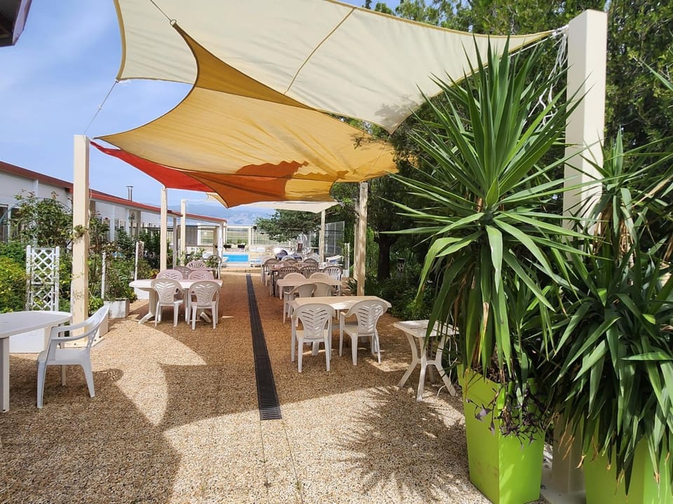 Property building, Patio, Restaurant/places to eat