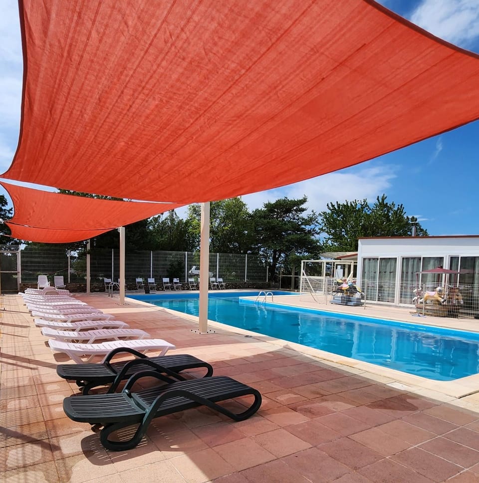 Pool view, Swimming pool, sunbed