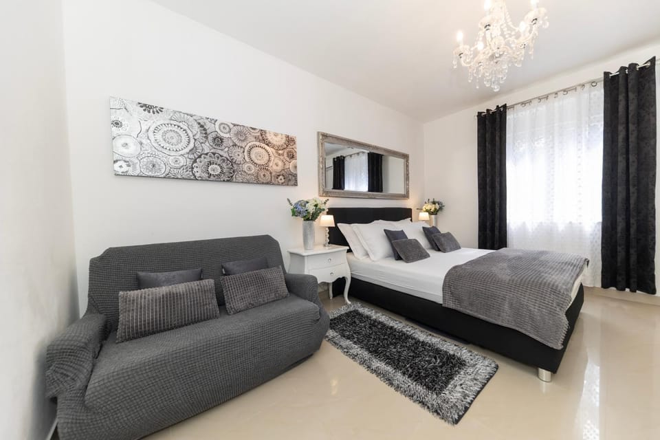 Bed, Seating area, Bedroom