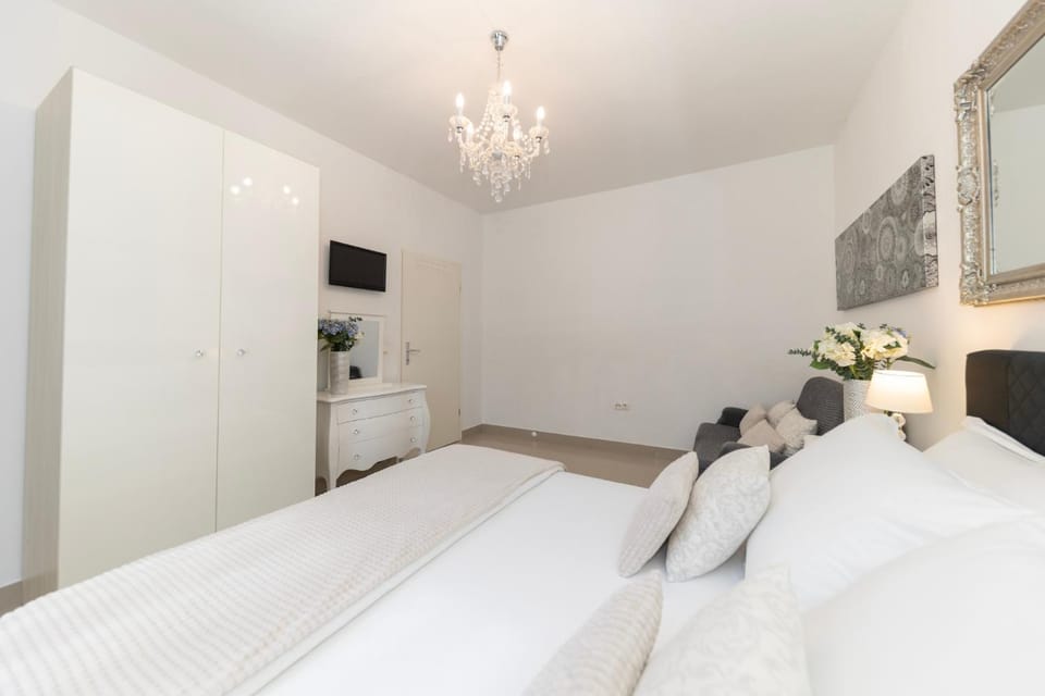 Bed, TV and multimedia, Bedroom