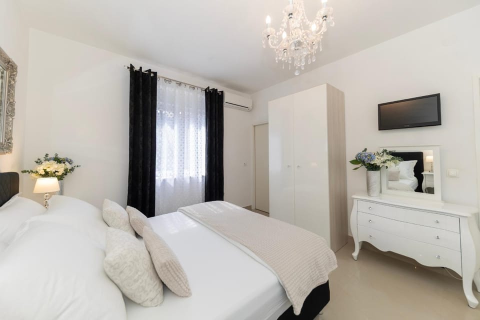 Bed, TV and multimedia, Bedroom