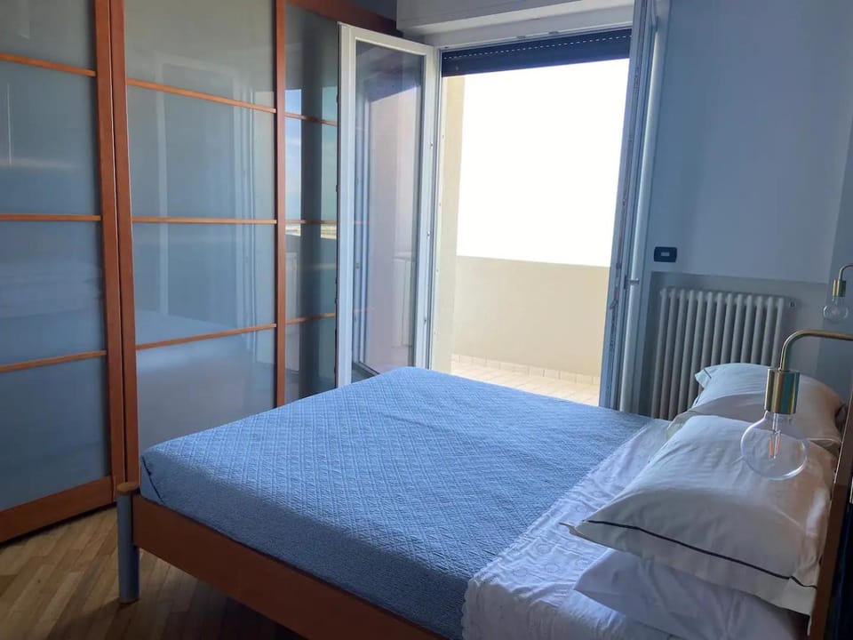 Bed, Bedroom, Sea view, towels, wardrobe, air conditioner
