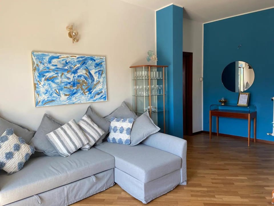 Living room, internet, air conditioner