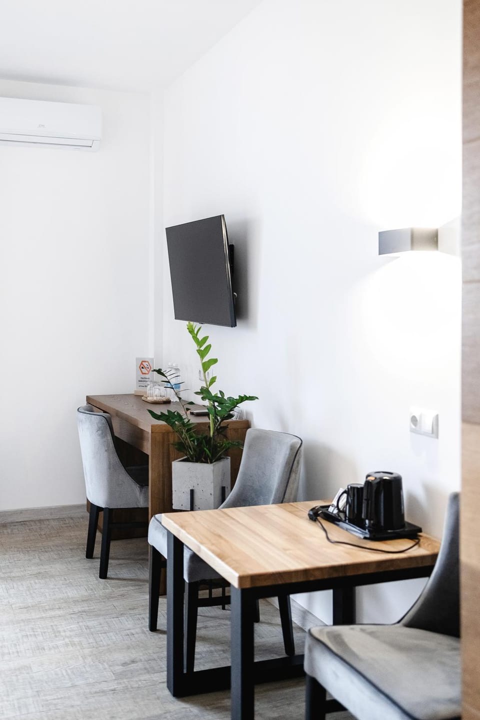 TV and multimedia, Living room, Seating area, Dining area, air conditioner