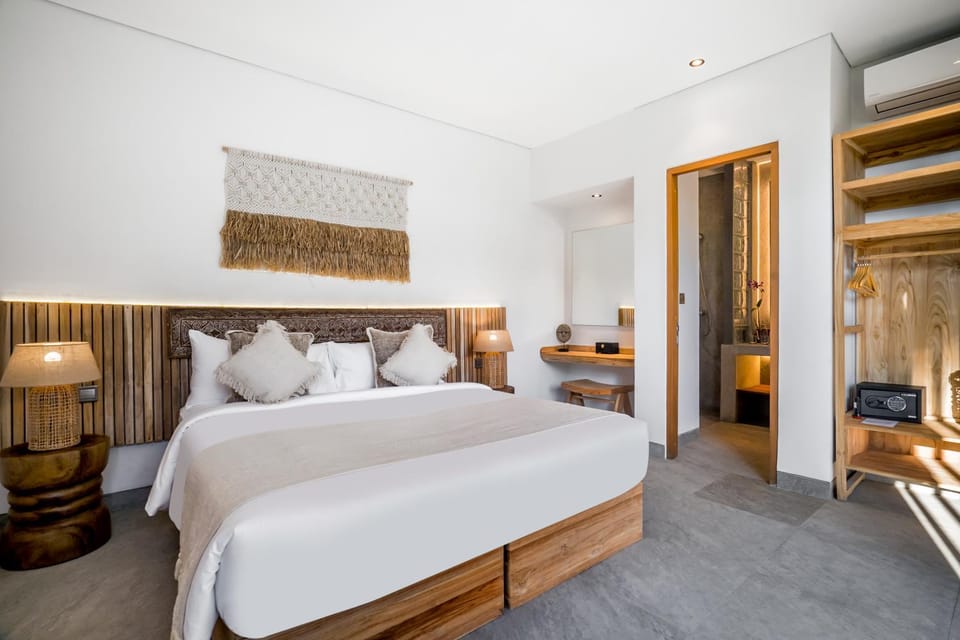 Photo of the whole room, Decorative detail, Bedroom, safe, wardrobe, air conditioner