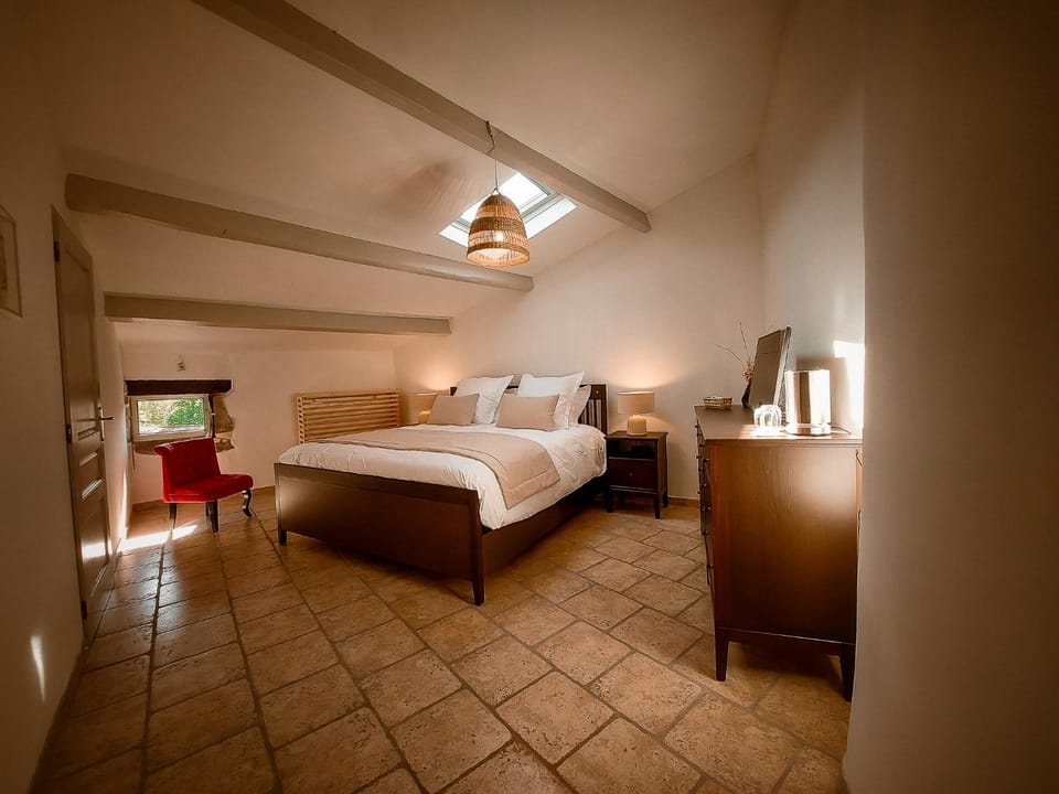 Photo of the whole room, Bedroom