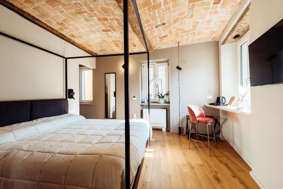 Bed, TV and multimedia, Bedroom
