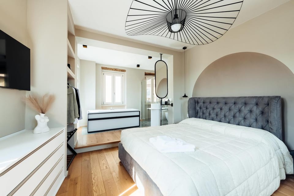 Bed, TV and multimedia, Bedroom