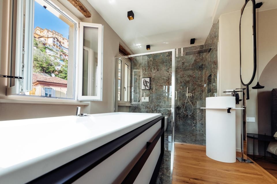 Shower, Hot Tub, Bathroom, City view, Bath