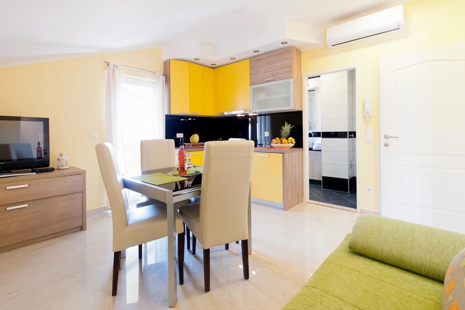 Day, Dining area