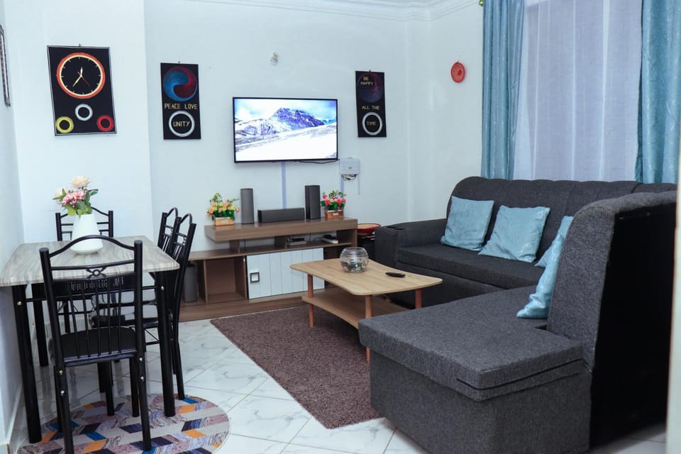 Communal lounge/ TV room, TV and multimedia, Living room, Seating area, Dining area, Evening entertainment