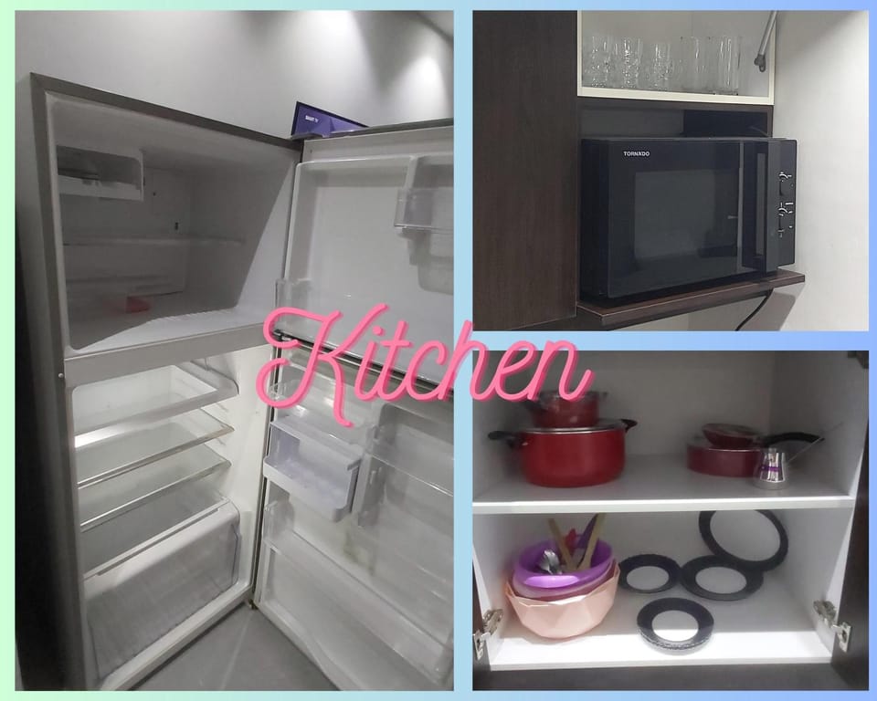 Kitchen or kitchenette, minibar