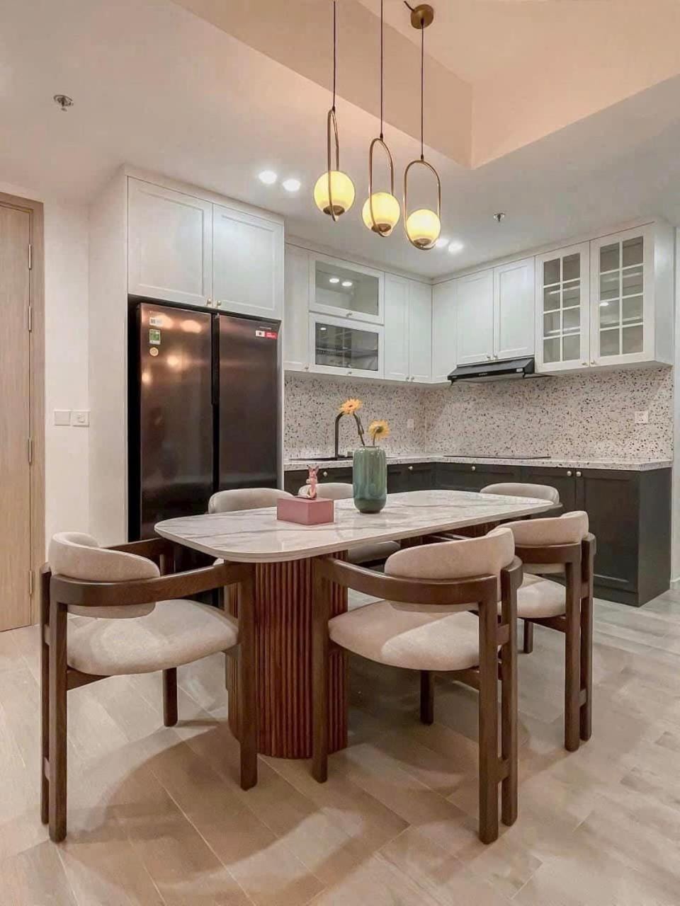 Kitchen or kitchenette, Dining area