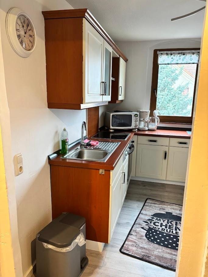 Coffee/tea facilities, Kitchen or kitchenette, microwave, oven, stove, stove, kitchen, kitchen