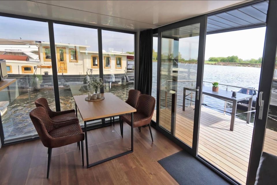 Hausboot La Mare Claudia Apartment in Lower Saxony, Germany