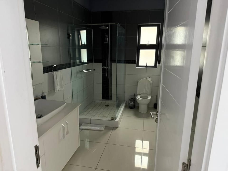 Shower, Toilet