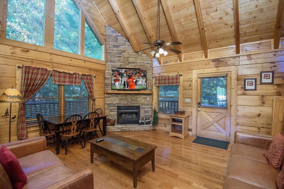 ER244 - Black Hawk Hideaway House in Pigeon Forge