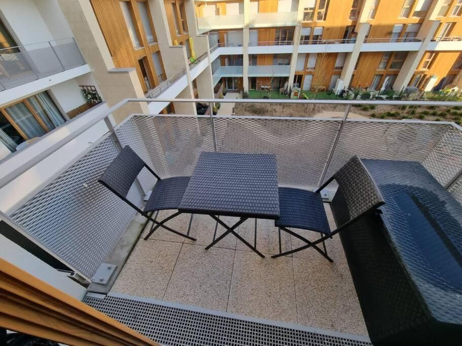Patio, Day, Dining area