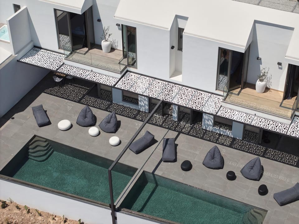 Property building, Patio, Day, View (from property/room), Balcony/Terrace, Pool view, Swimming pool, sunbed