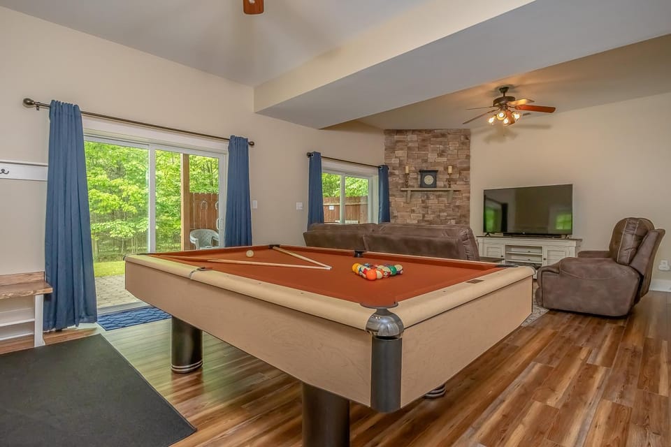Billiard, Garden, TV and multimedia, Living room, fireplace
