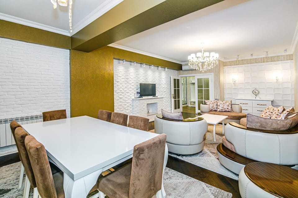 Communal lounge/ TV room, TV and multimedia, Living room, Seating area, Dining area