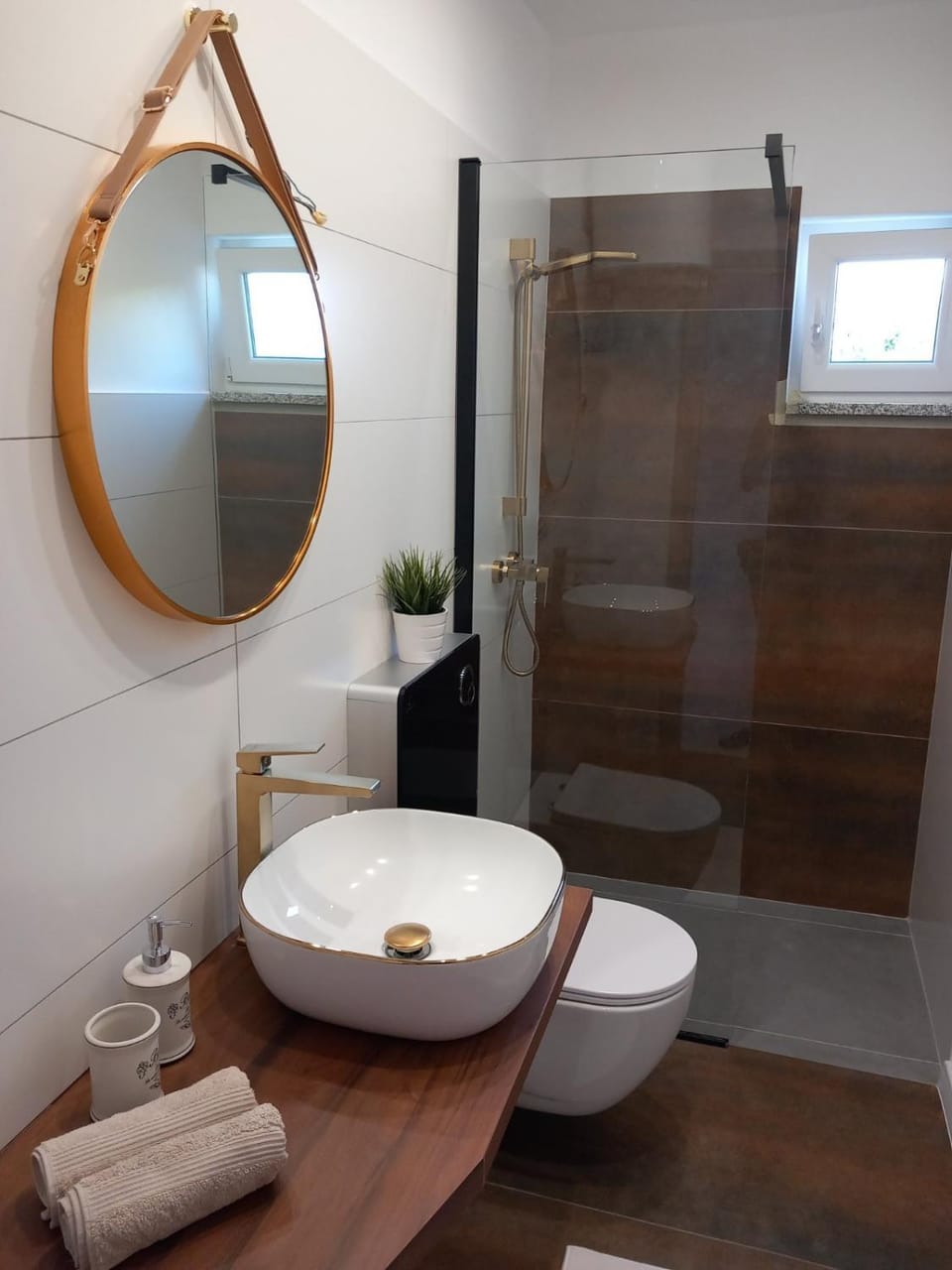 Shower, Toilet, Bathroom, towels
