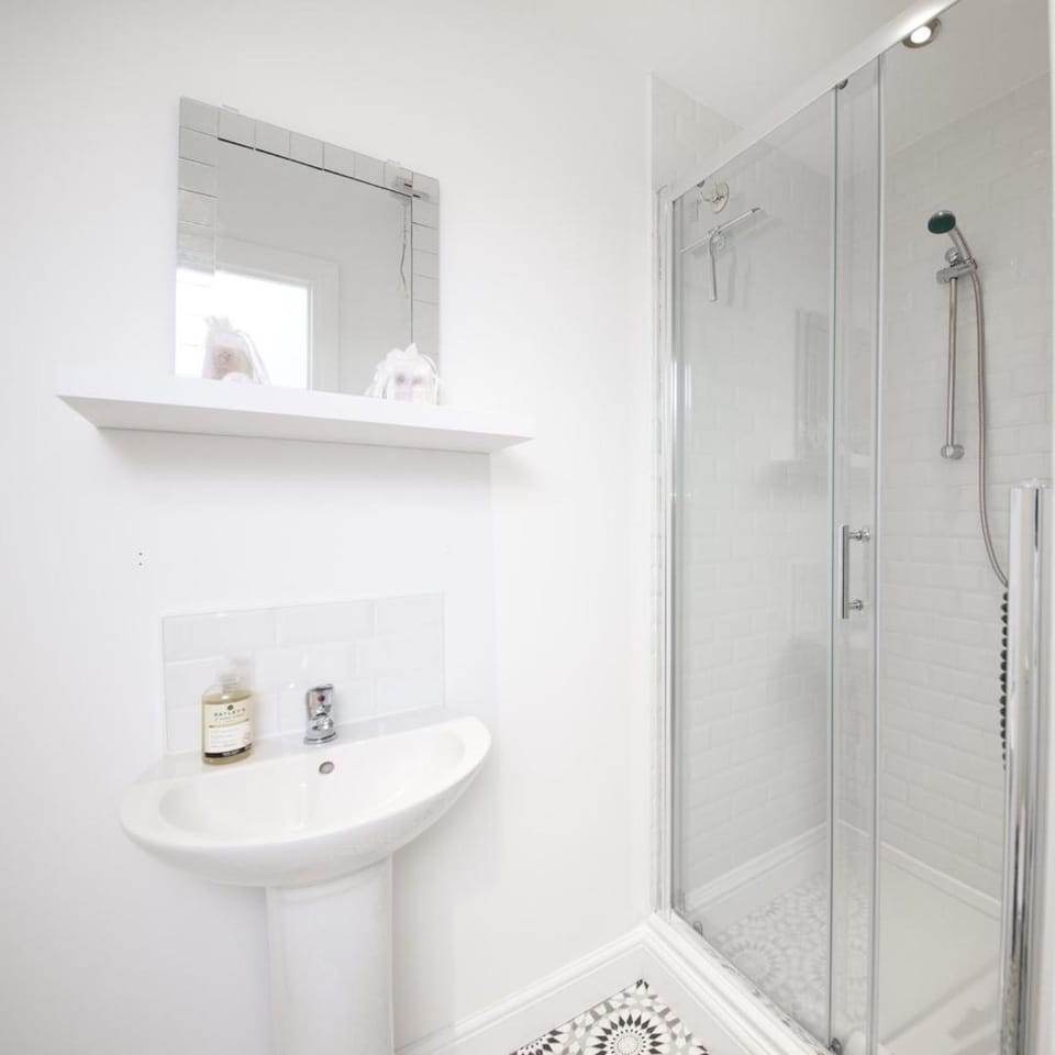 GuestReady - Monochromatic Retreat Apartment in Liverpool