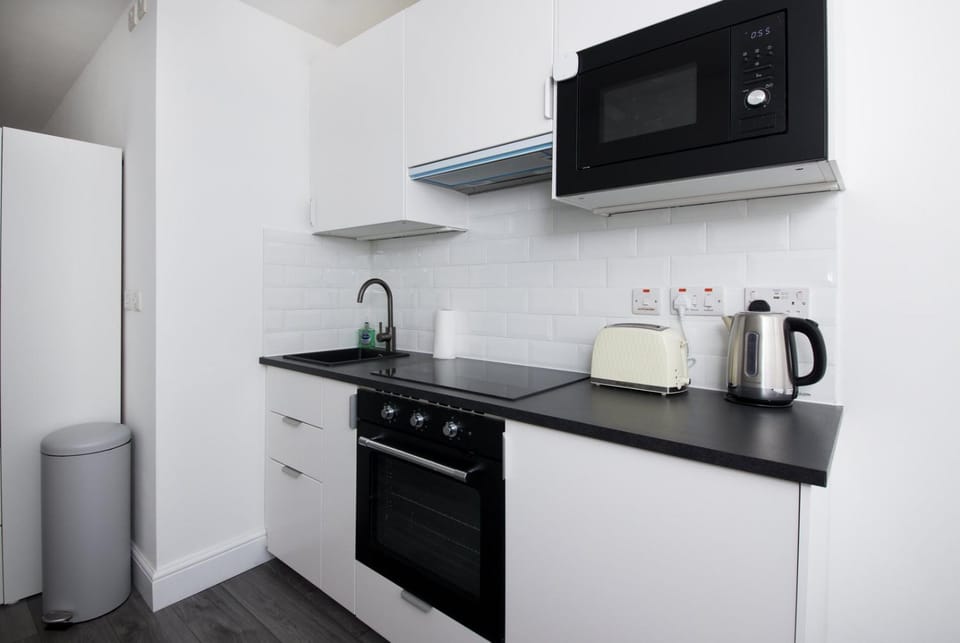 GuestReady - Monochromatic Retreat Apartment in Liverpool