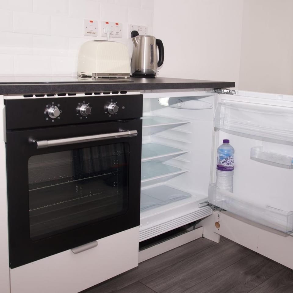 GuestReady - Monochromatic Retreat Apartment in Liverpool