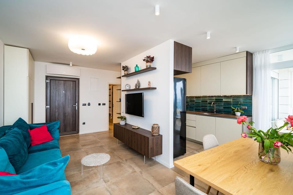 TV and multimedia, Kitchen or kitchenette, Living room, Seating area, Dining area, oven, stove