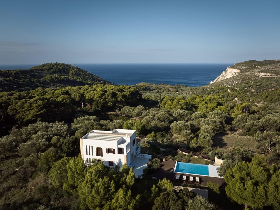 Property building, Bird's eye view, Mountain view, Pool view, Sea view, Swimming pool