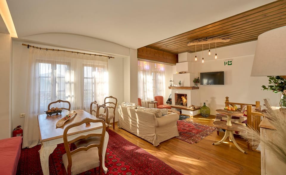 TV and multimedia, Living room, Seating area, Dining area, flat iron