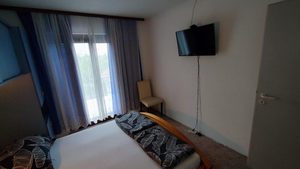 Communal lounge/ TV room, Bed, TV and multimedia, Photo of the whole room, Bedroom
