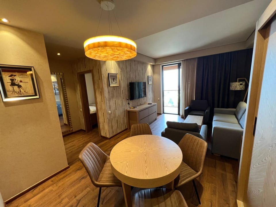 TV and multimedia, Photo of the whole room, Seating area, Dining area