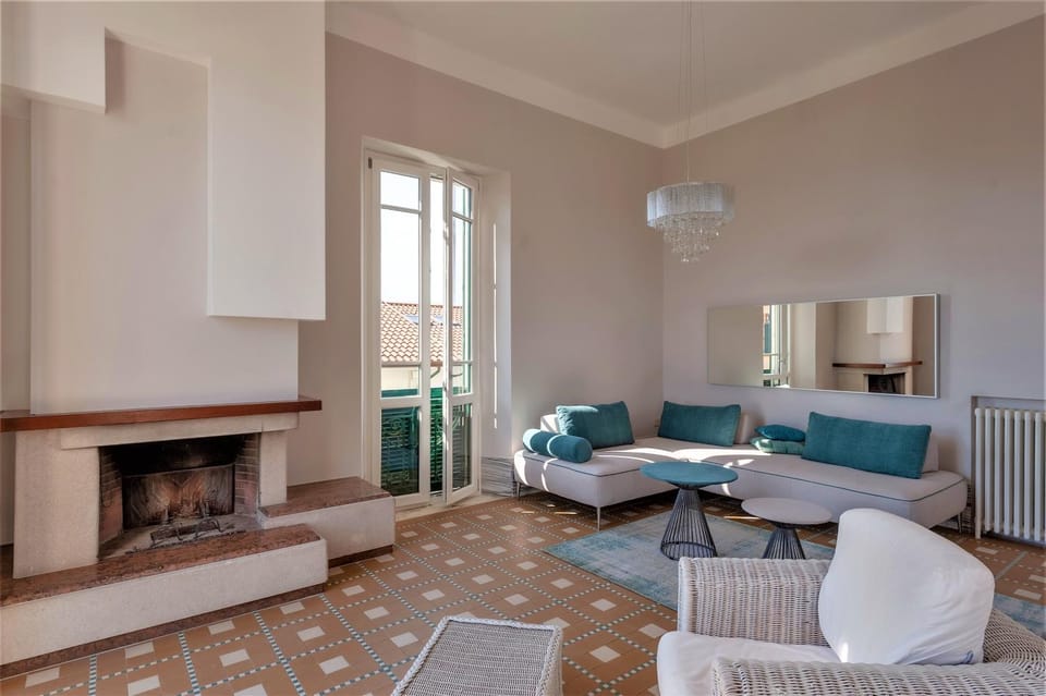 TV and multimedia, Living room, Seating area, flat iron, internet