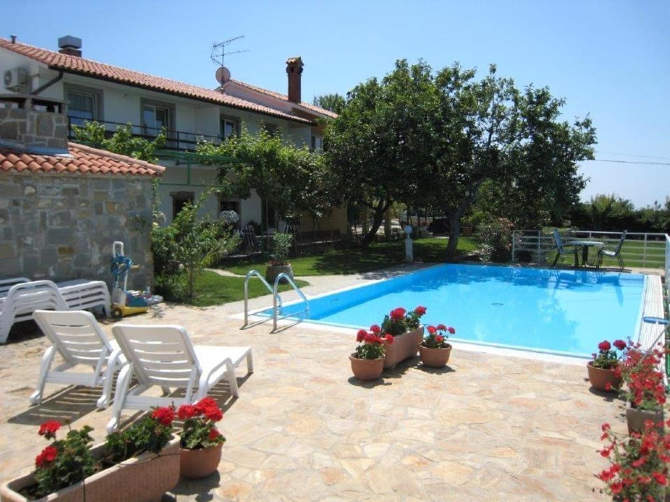 Property building, Patio, Day, Garden, Balcony/Terrace, Garden view, Swimming pool, Swimming pool, sunbed