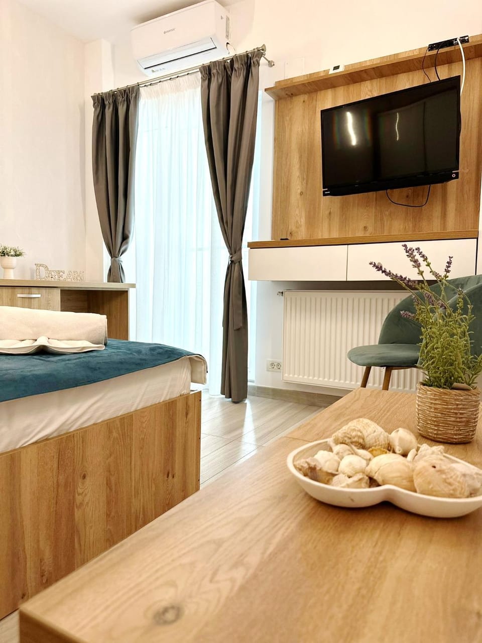 Bed, TV and multimedia, Photo of the whole room, Bedroom