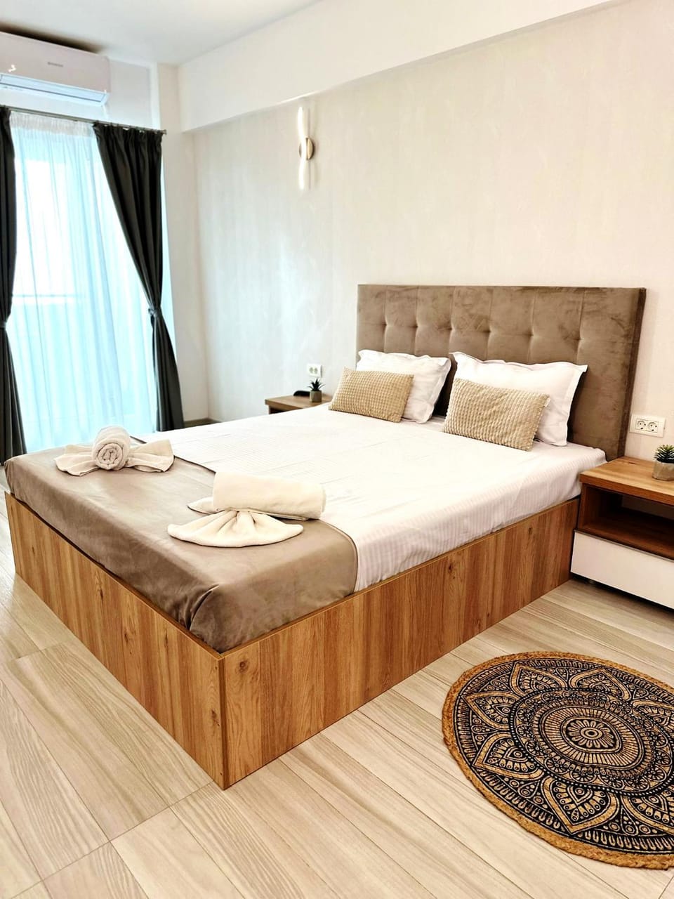 Bed, Photo of the whole room, Bedroom, towels