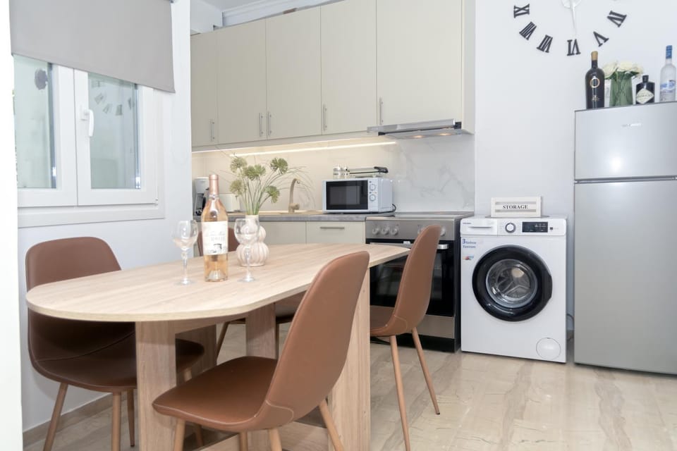 Seating area, Dining area, dishwasher, minibar, oven, washing machine