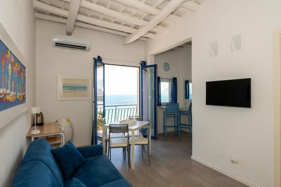 TV and multimedia, Living room, Seating area, Dining area