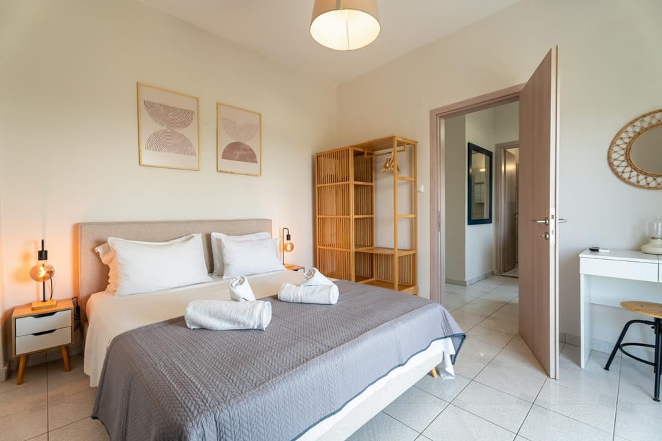 Photo of the whole room, Bedroom, towels, wardrobe