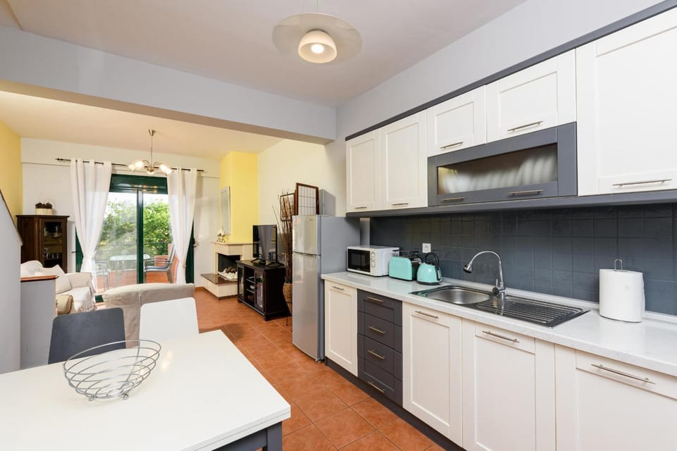 Kitchen or kitchenette, Seating area, Dining area