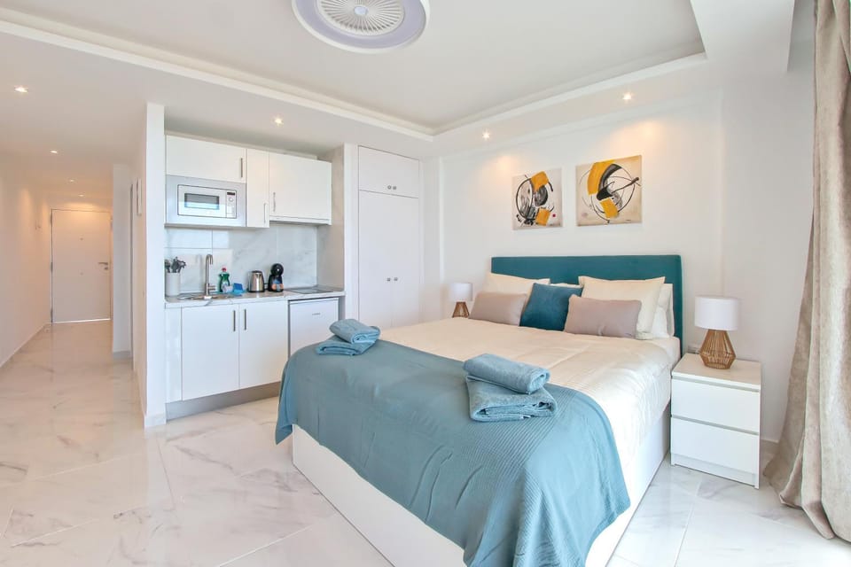 Bedroom, kitchen