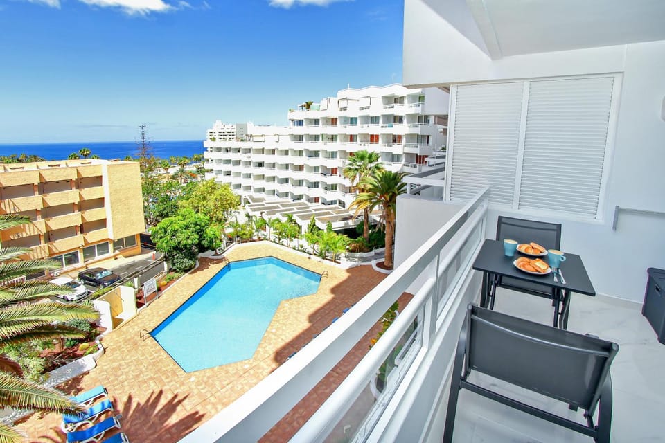 Lake view, Swimming pool