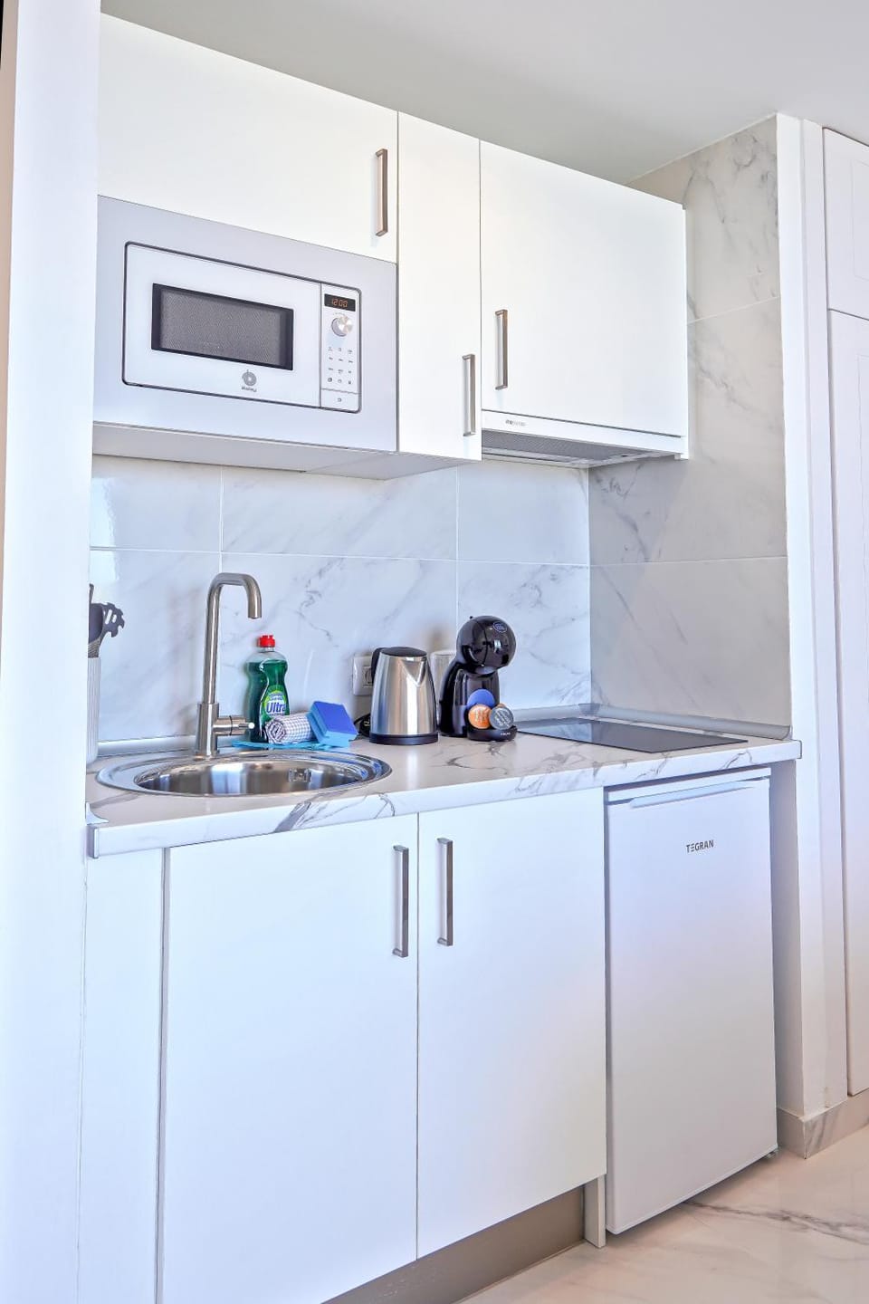 Coffee/tea facilities, minibar, stove, toaster, kitchen