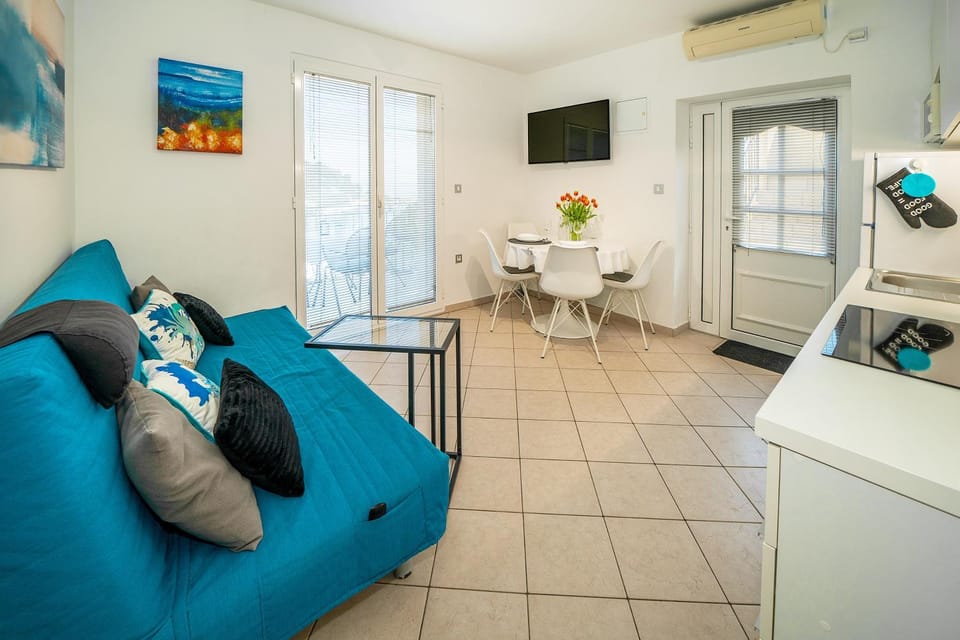 TV and multimedia, Living room, Seating area, Dining area, air conditioner