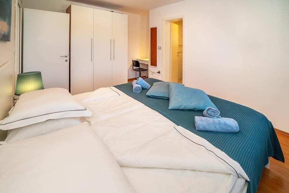 Bed, Bedroom, towels