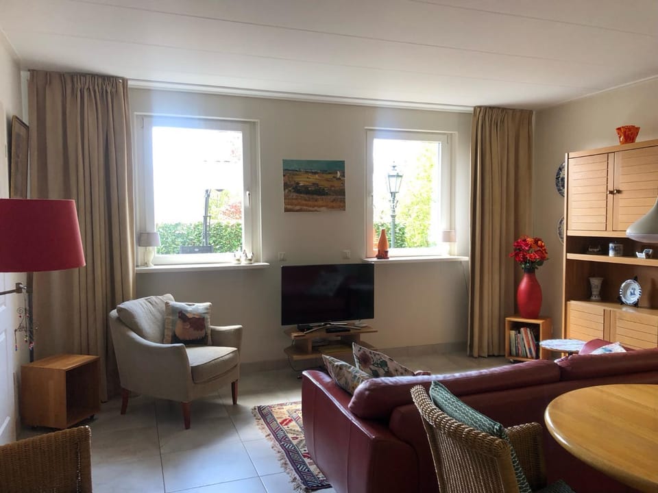 Communal lounge/ TV room, TV and multimedia, Living room, Seating area, Evening entertainment
